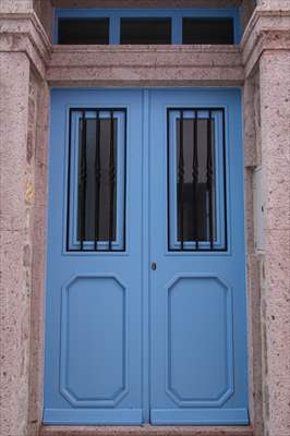 Cunda Adası'ndaki rengarenk kapılar geçmişin izlerini taşıyor