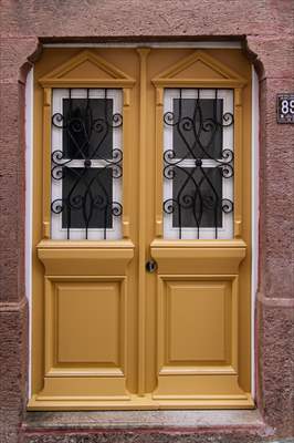 Cunda Adası'ndaki rengarenk kapılar geçmişin izlerini taşıyor