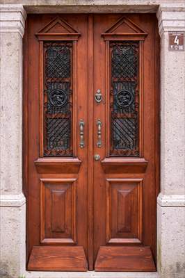 Cunda Adası'ndaki rengarenk kapılar geçmişin izlerini taşıyor