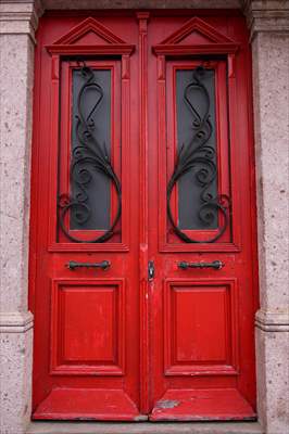 Cunda Adası'ndaki rengarenk kapılar geçmişin izlerini taşıyor