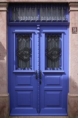 Cunda Adası'ndaki rengarenk kapılar geçmişin izlerini taşıyor