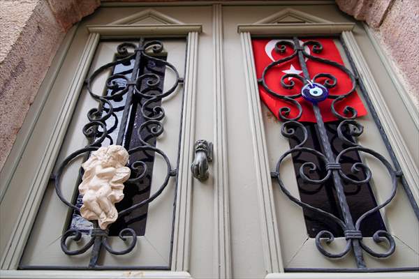 Cunda Adası'ndaki rengarenk kapılar geçmişin izlerini taşıyor