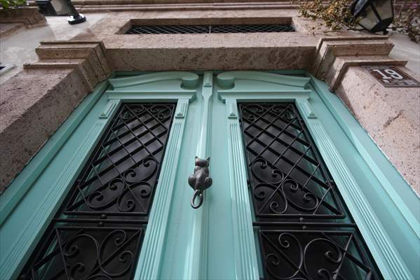 Cunda Adası'ndaki rengarenk kapılar geçmişin izlerini taşıyor