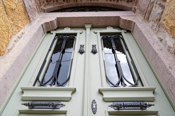 Cunda Adası'ndaki rengarenk kapılar geçmişin izlerini taşıyor