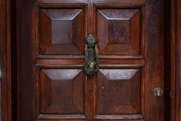 Cunda Adası'ndaki rengarenk kapılar geçmişin izlerini taşıyor