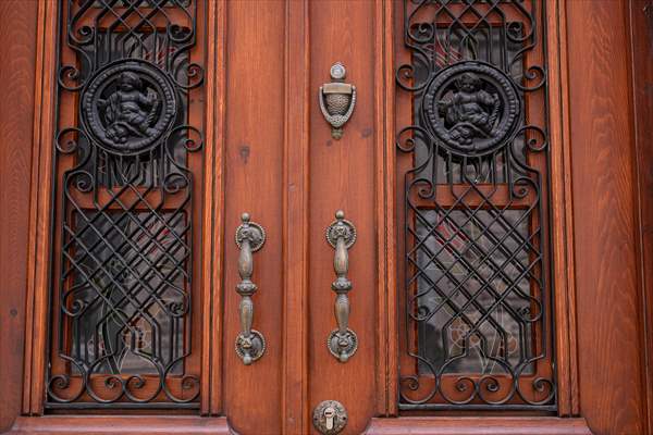 Cunda Adası'ndaki rengarenk kapılar geçmişin izlerini taşıyor