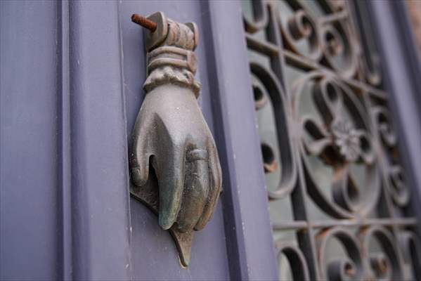 Cunda Adası'ndaki rengarenk kapılar geçmişin izlerini taşıyor