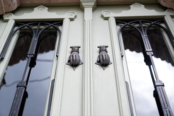 Cunda Adası'ndaki rengarenk kapılar geçmişin izlerini taşıyor