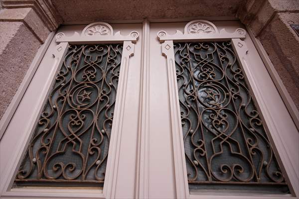 Cunda Adası'ndaki rengarenk kapılar geçmişin izlerini taşıyor