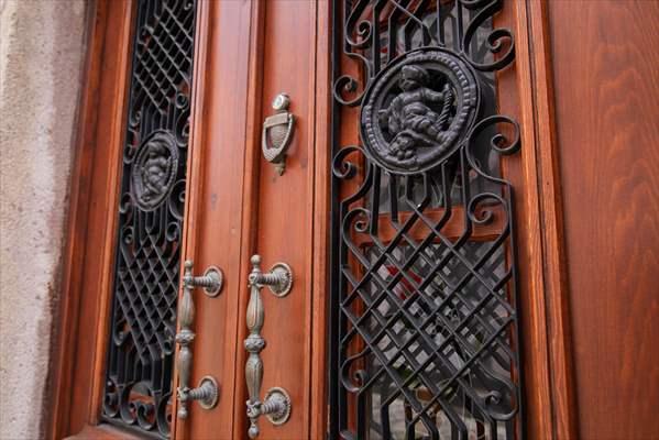 Cunda Adası'ndaki rengarenk kapılar geçmişin izlerini taşıyor