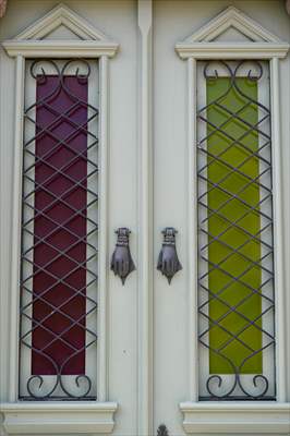 Cunda Adası'ndaki rengarenk kapılar geçmişin izlerini taşıyor