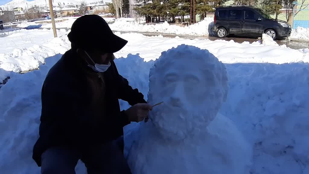 ADANA - Esnafın yaptığı kardan heykeller görenlerin ilgisini çekti