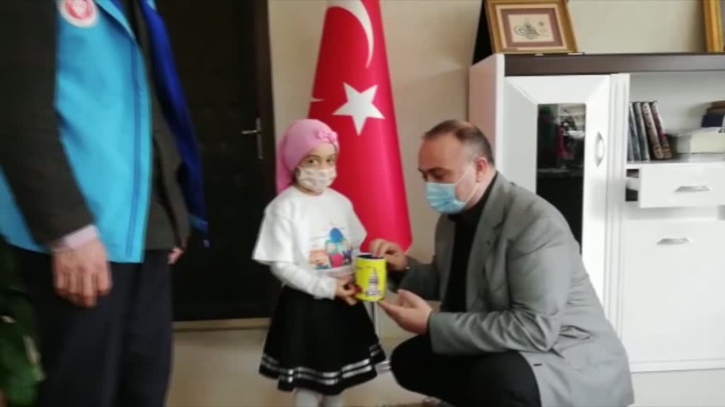 ADIYAMAN - Minik Ayşe, kumbarasındaki parayı yetimlere bağışlanmak üzere Adıyaman Müftülüğüne teslim etti