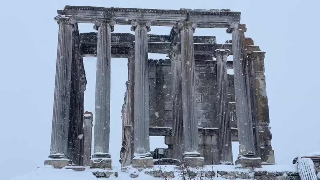 KÜTAHYA - Aizanoi Antik Kenti beyaza büründü