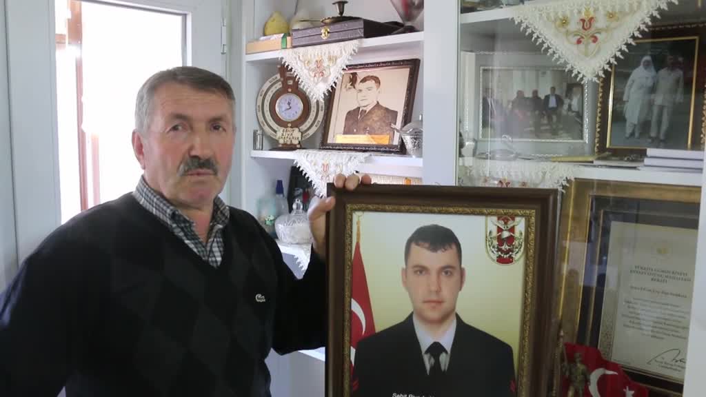 BOLU - Şehit Uzman Çavuş Sarpkaya'nın babası, oğlunun hatıralarını evinde oluşturduğu köşede yaşatıyor