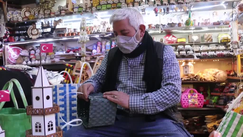 BOLU - Sattığı sepet çantaları atık plastik bantlarla süsleyen esnaf çevre duyarlılığıyla örnek oluyor