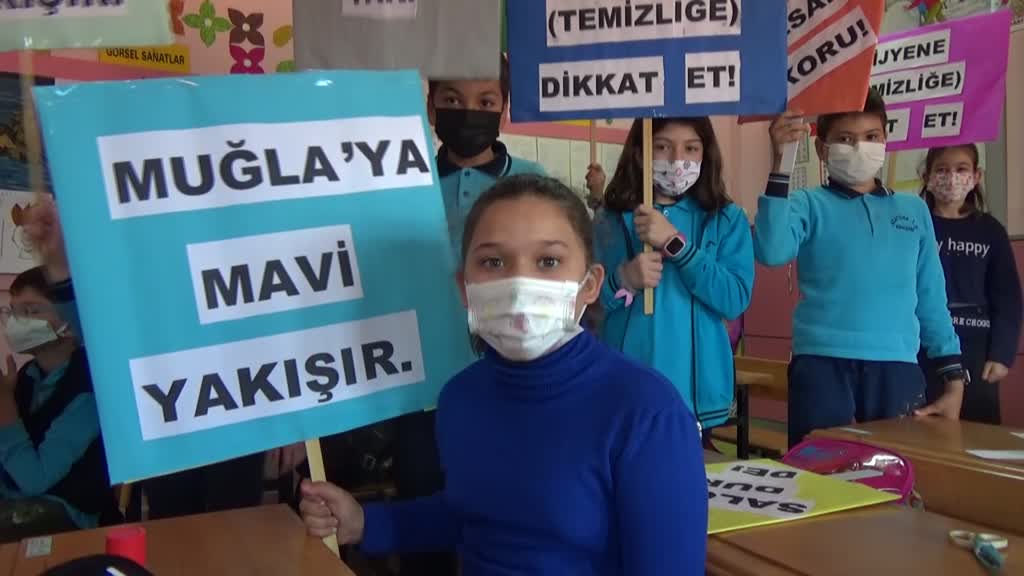 MUĞLA - Öğrenciler Türkçe ve İngilizce yazılı dövizlerle maske, mesafe ve hijyen uyarısında bulundu