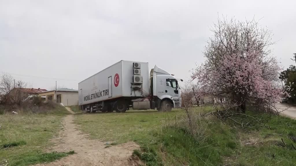 ELAZIĞ - Karagöz ve Hacivat oyunuyla kırsalda yaşayan çocuklara Kovid-19 tedbirleri anlatılıyor