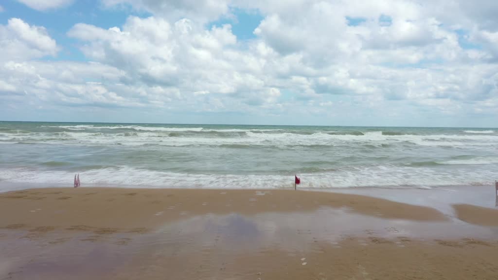 İSTANBUL - (Drone) - Kurban bayramının 3. gününde Gümüşdere plajı boş kaldı