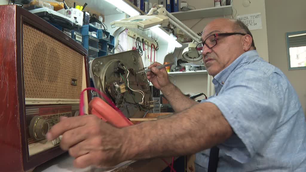 İSTANBUL - Antika radyo ve pikaplar, Arto Usta'nın elinde yarım asırdır yeniden hayat buluyor