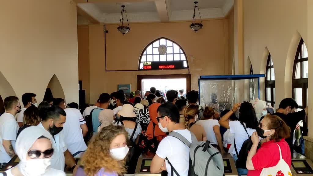 İstanbullular, bayramın son gününde de sahil, park ve bahçelerde vakit geçiriyor