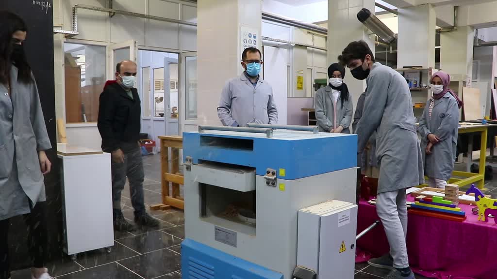 TEKİRDAĞ - Eski ahşap sıralar şehit çocukları ve "özel çocuklar" için oyuncağa dönüştürülüyor