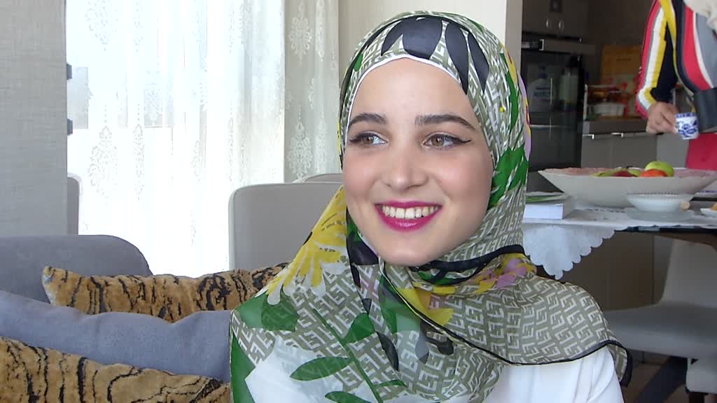 İSTANBUL - Suriye'deki iç savaştan kaçtı, Türkiye'de üniversiteyi birincilikle bitirdi