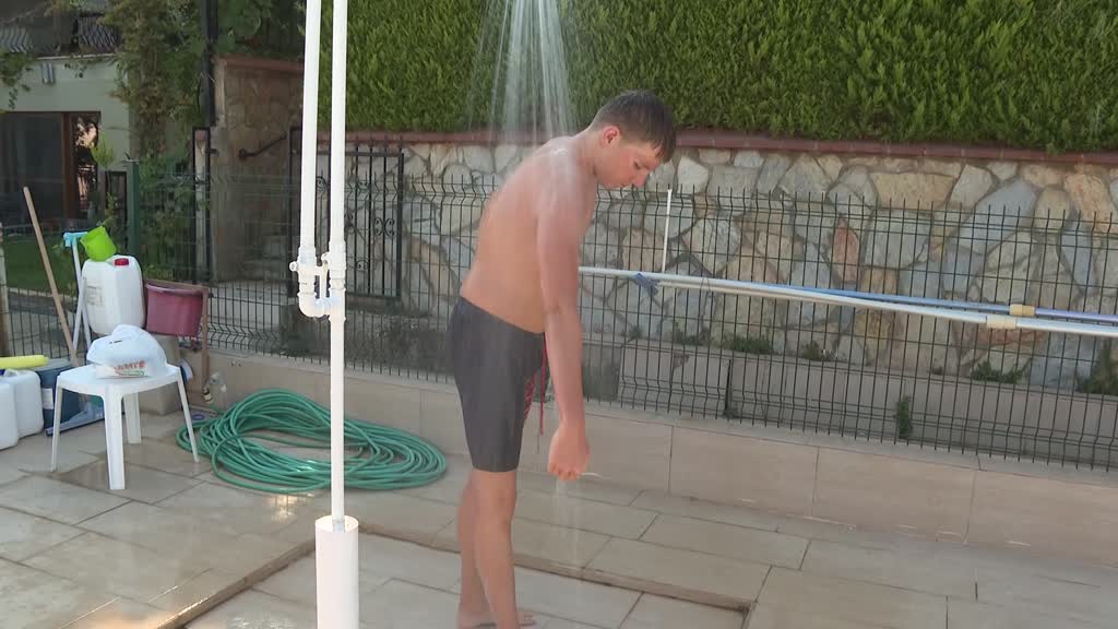 İZMİR - Günde 8 kilometre yüzen otizimli Artun, kulaçlarını milli forma için atıyor