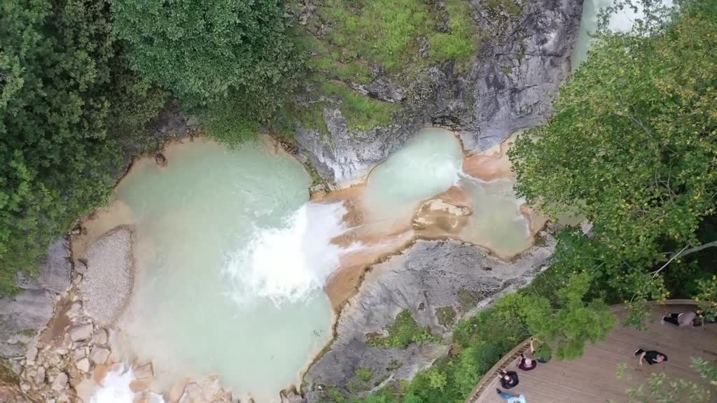 Northern Turkey's Blue Lake mesmerizes tourists with its turquoise waters