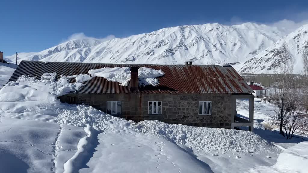 TUNCELİ - Kar kalınlığının 1,5 metreyi bulduğu Ovacık'ta besiciler zorlu mesaide