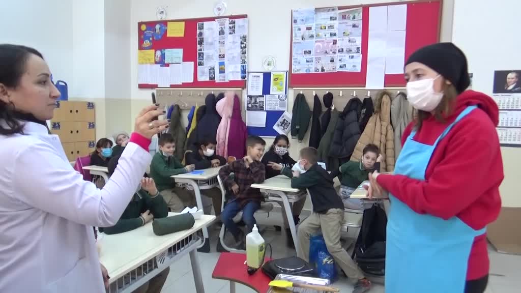 BOLU - Öğrenciler "Çöp Müzesi" projesiyle atıklardan gübre ve sabun üretti