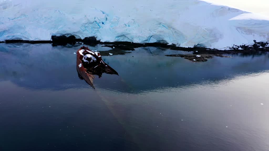 Governoren: Antarctica’s sunken-ship