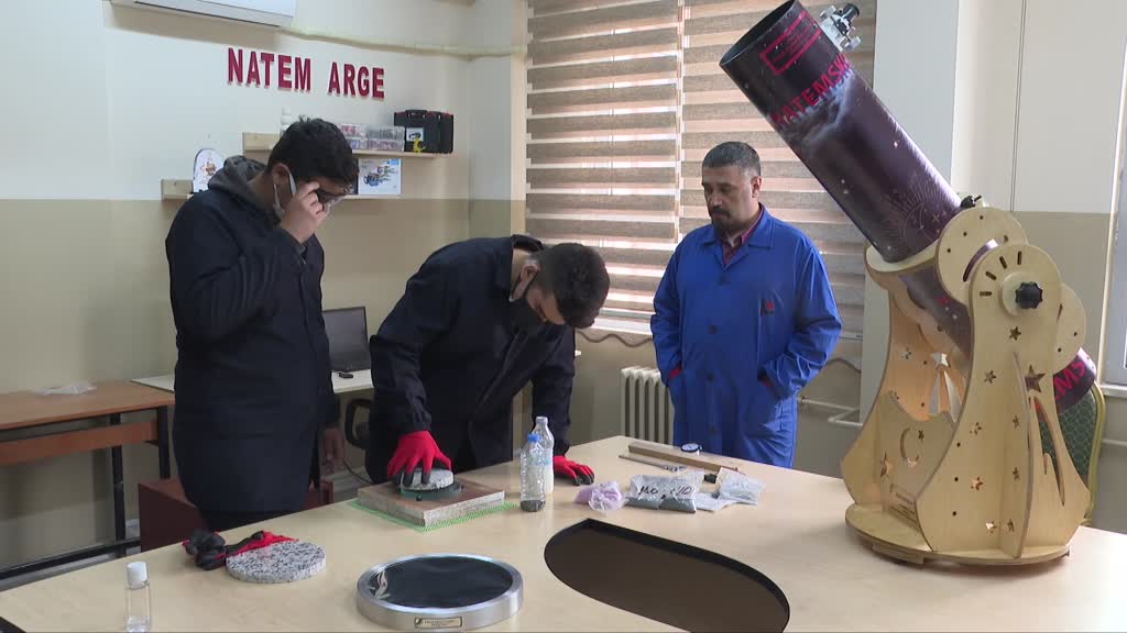 İZMİR - Liseliler atık malzemelerden yararlanarak teleskop yaptı