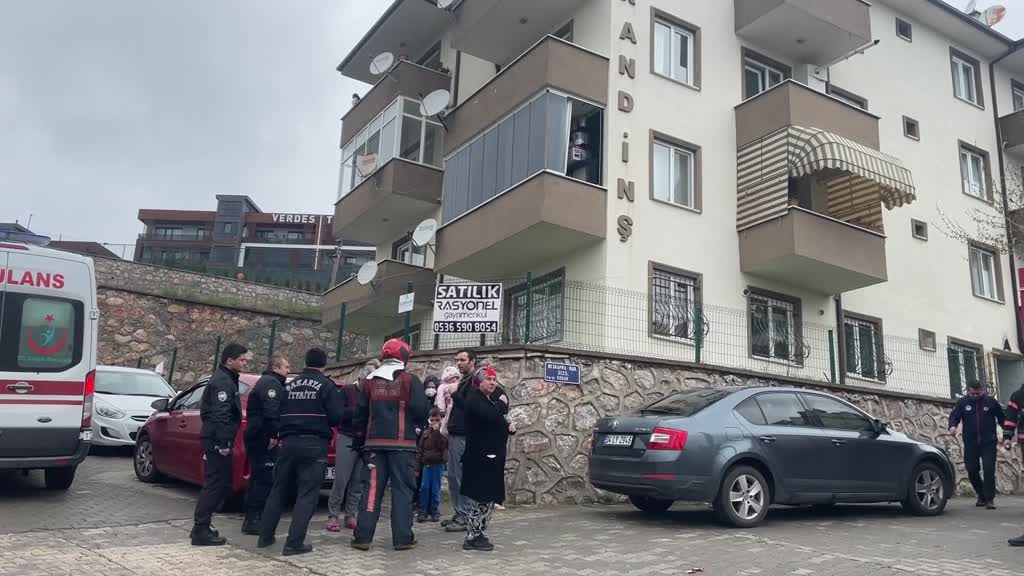 SAKARYA -  Ev yangınında 1'i bebek 4 kişi dumandan etkilendi