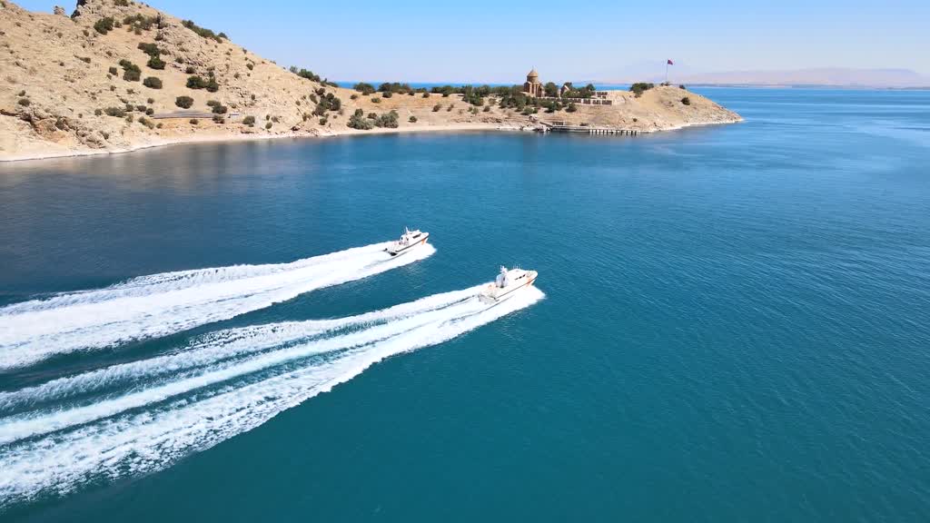 VAN - Sahil Güvenlik Komutanlığı timlerinin Van Gölü'nün derinliklerindeki tatbikatı görüntülendi