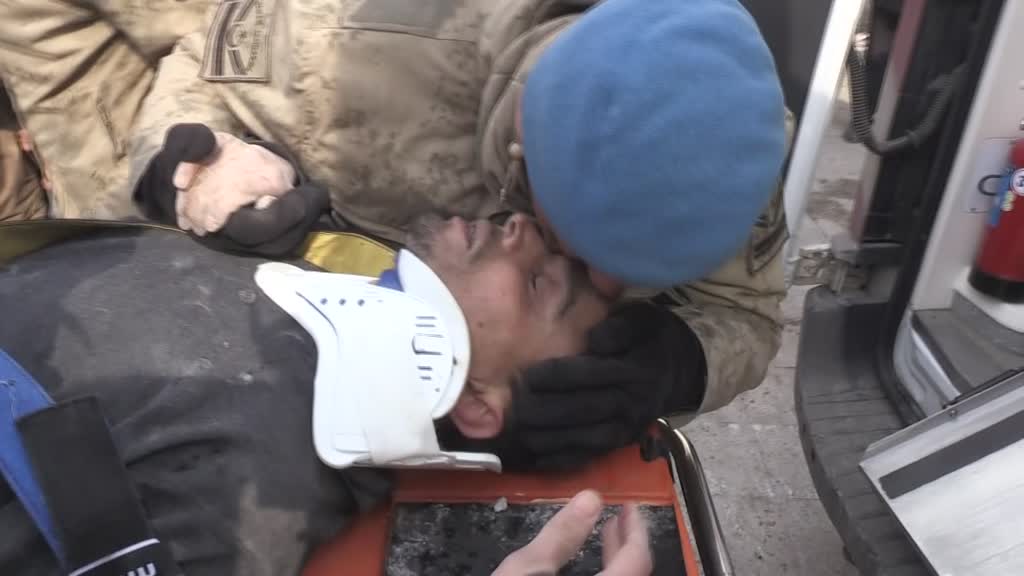 41-year-old man rescued from rubble 104 hours after quakes in Türkiye