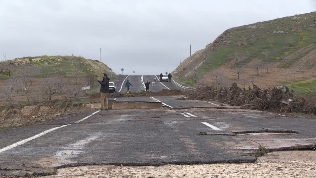 ŞANLIURFA - Sel suları nedeniyle devrilen tır sürüklendi (3)