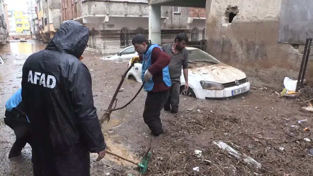 ŞANLIURFA - Evlerde mahsur kalanları kurtarma çalışmaları devam ediyor (2)