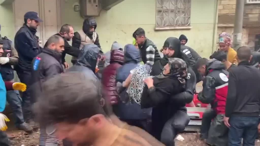 ŞANLIURFA - Evlerde mahsur kalanları kurtarma çalışmaları devam ediyor (2)