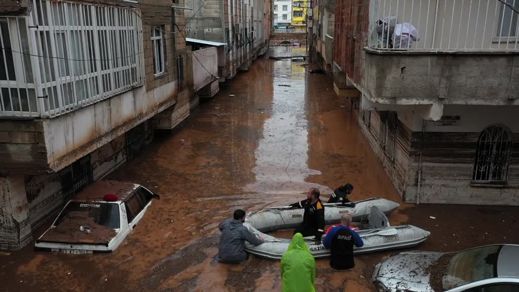 ŞANLIURFA - Dron - Evlerde mahsur kalanları kurtarma çalışmaları devam ediyor