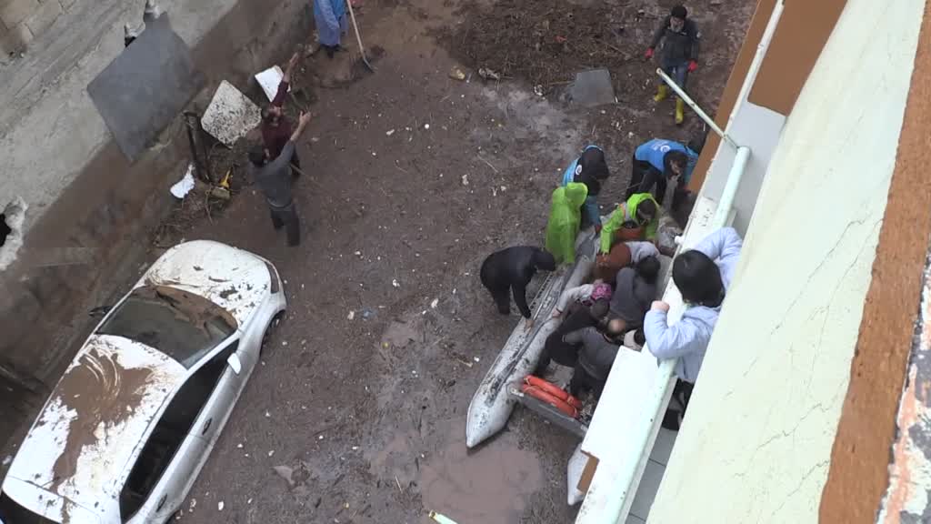 ŞANLIURFA - Evlerde mahsur kalan vatandaşların kurtarılması çalışmaları sürüyor (4)