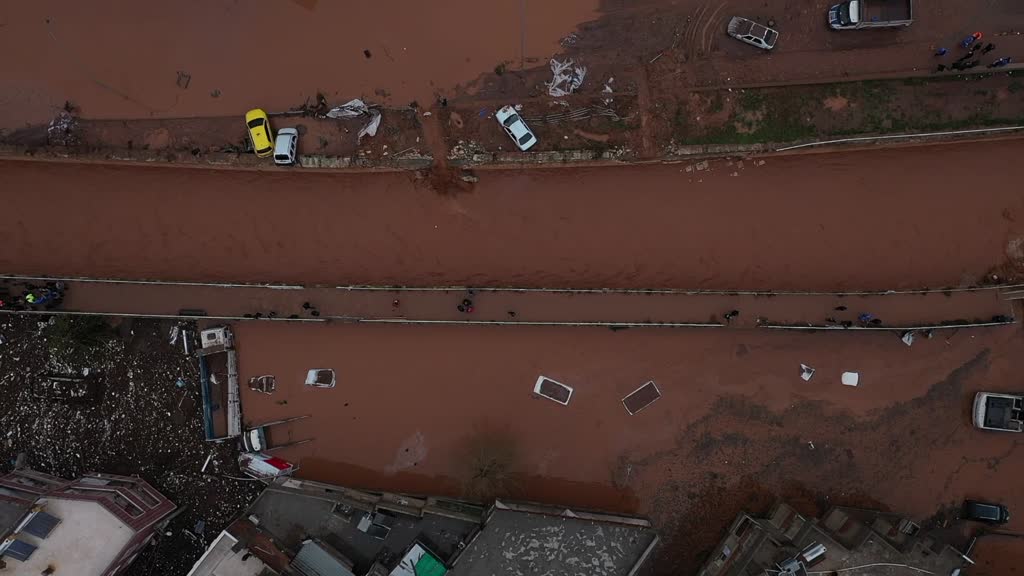 ŞANLIURFA - Dron - Evlerde mahsur kalan vatandaşların kurtarılması çalışmaları sürüyor (5)