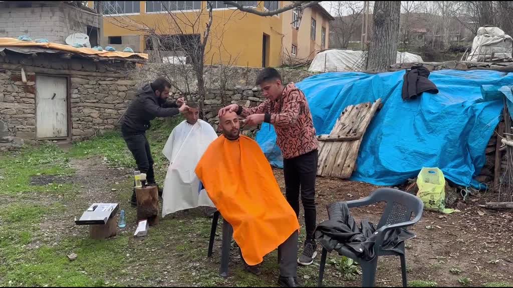 HAKKARİ - Şemdinli'de kuaför adayları köydeki engelli, yaşlı ve çocukları tıraş etti