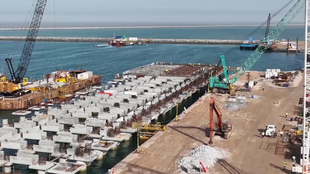 BASRA - Orta Doğu'nun en büyük limanlarından Irak'taki Büyük Faw Limanı'nın inşaat çalışmaları sürüyor