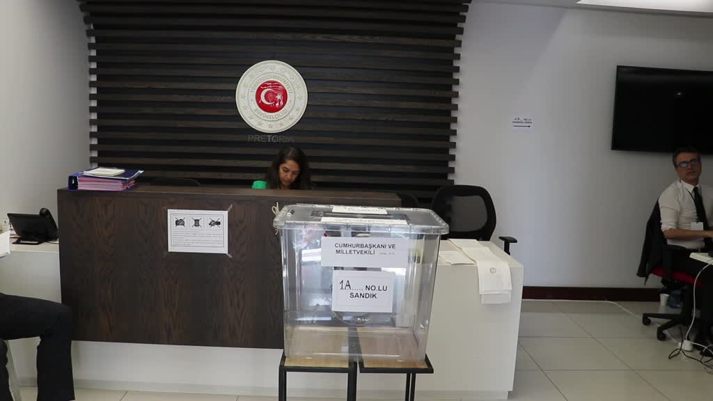 PRETORYA - Güney Afrika'da Türkiye'deki 14 Mayıs seçimleri için oy kullanma işlemi başladı