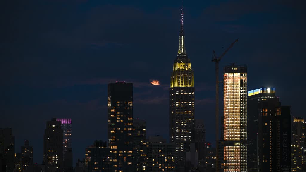 Strawberry Moon creates spectacular view in New York City