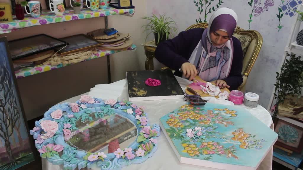 MİNUFİYE- Mısırlı sanatçı İmtisal Semir, gül yapraklarını kullanarak üç boyutlu tablolar yapıyor