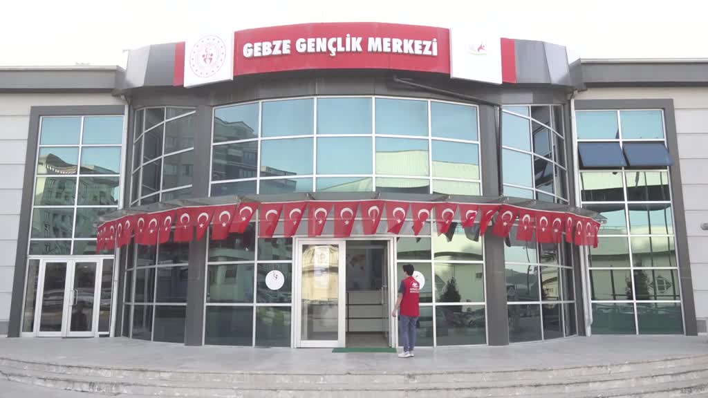 KOCAELİ - İki aylıkken sahiplenilen köpek 'Mila' gençlik merkezinde 7. yaşına girdi