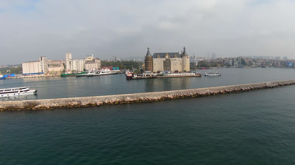 İstanbul'un sembollerinden tarihi Haydarpaşa Garı restorasyonla özgün haline kavuşuyor (2)