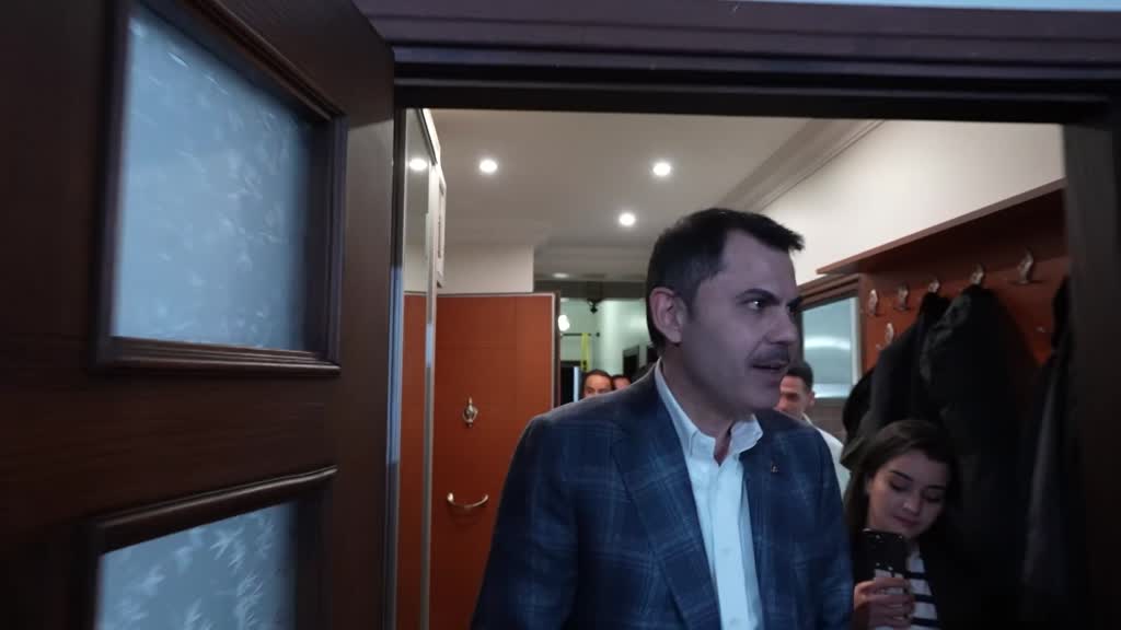 İSTANBUL - İBB Başkan adayı Kurum, gençlerle sahur yaptı